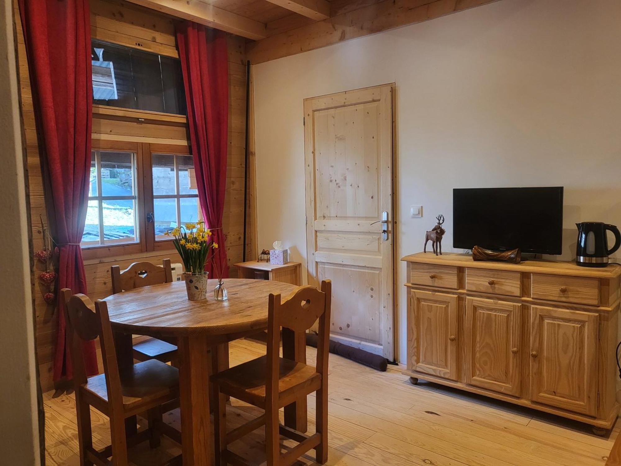 Le Nid Des Cerfs Bed & Breakfast Essert-Romand Exterior photo